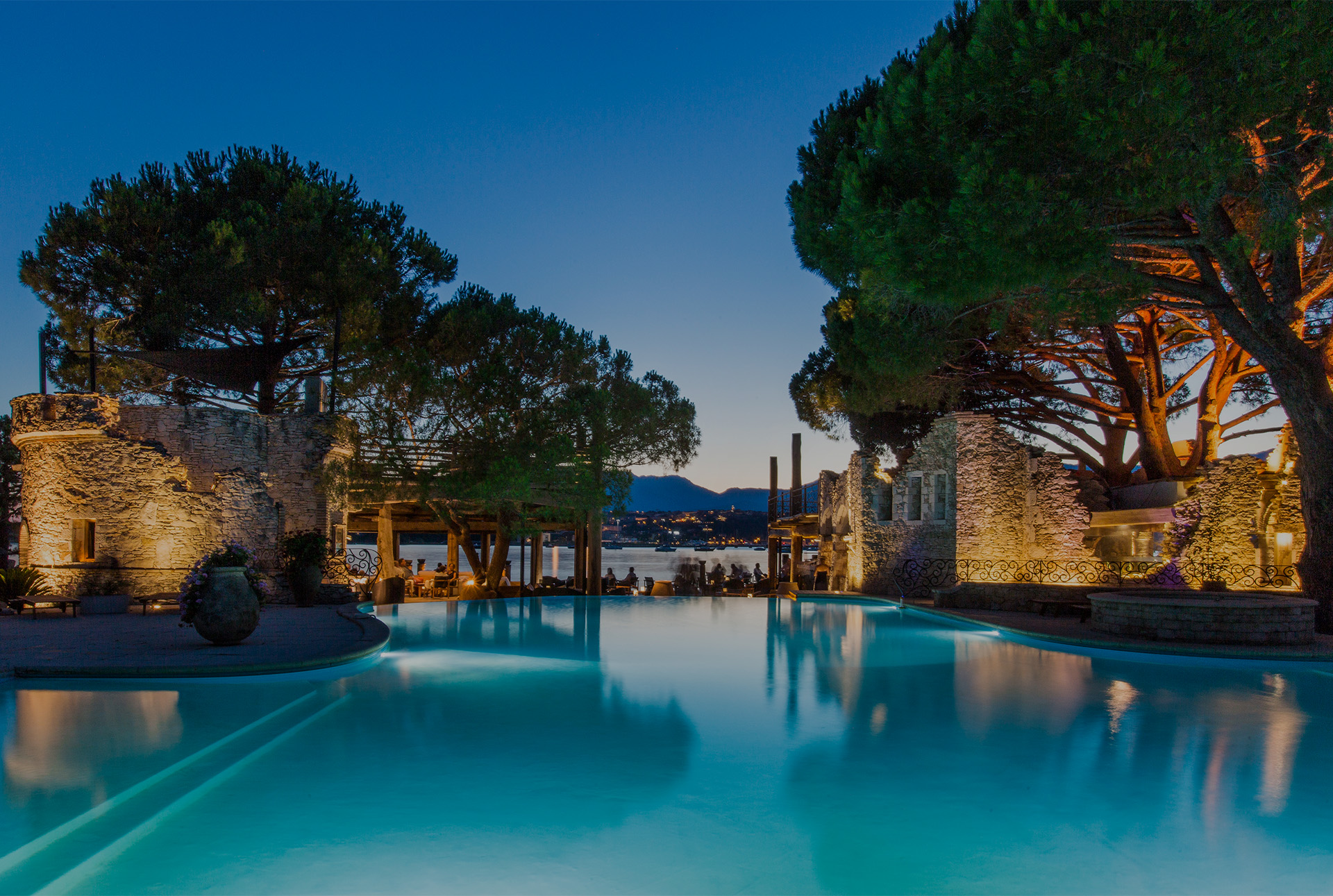 Piscine extérieur de nuit hotel luxe Corse